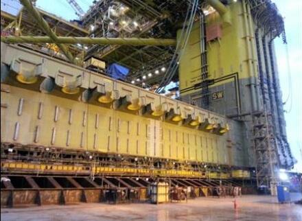 同步頂升系統(tǒng)運(yùn)移43000噸海上石油平臺(tái)